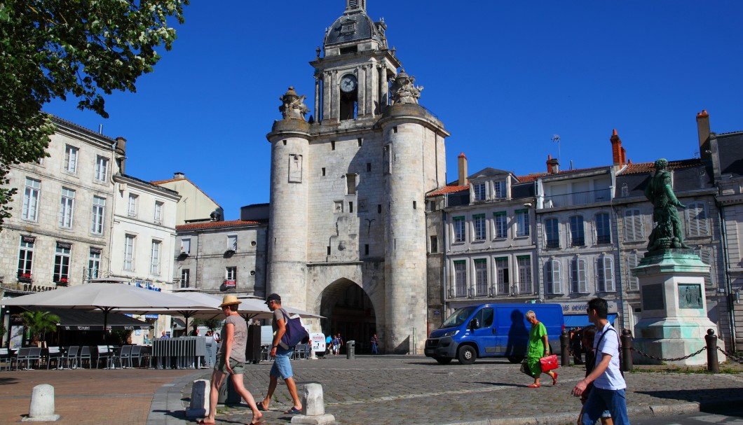 La Rochelle an der Atlantikküste - Stadttor im Uhrenturm Porte de la Grosse-Horloge