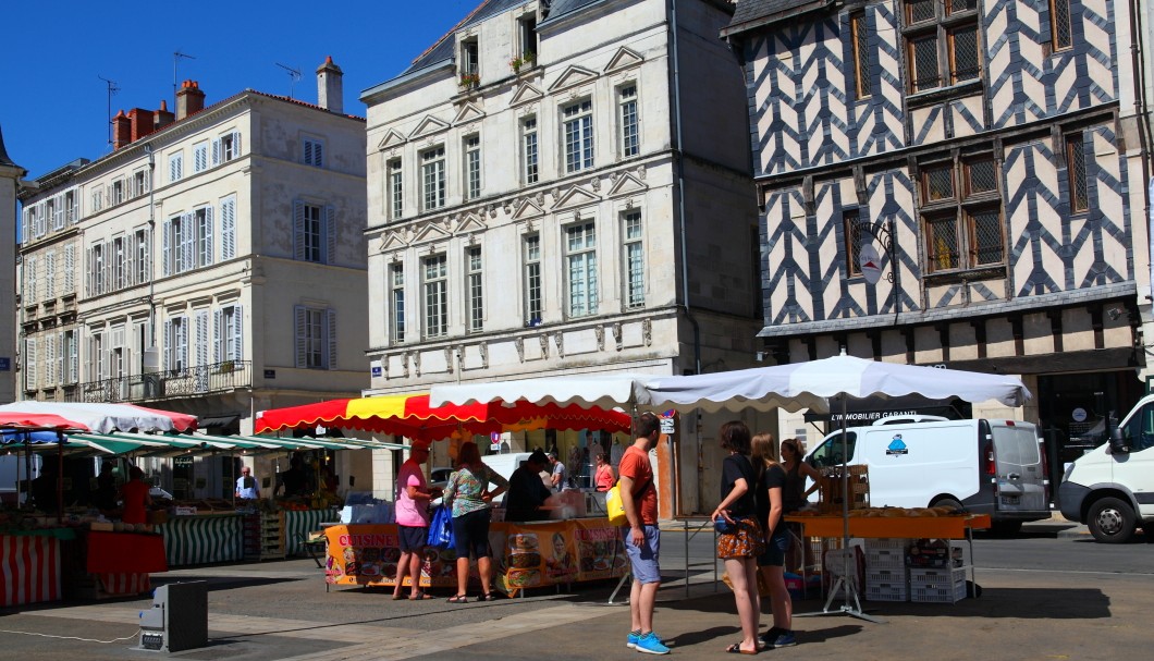 La Rochelle an der Atlantikküste - Altstadt Marktplatz vor der Markthalle