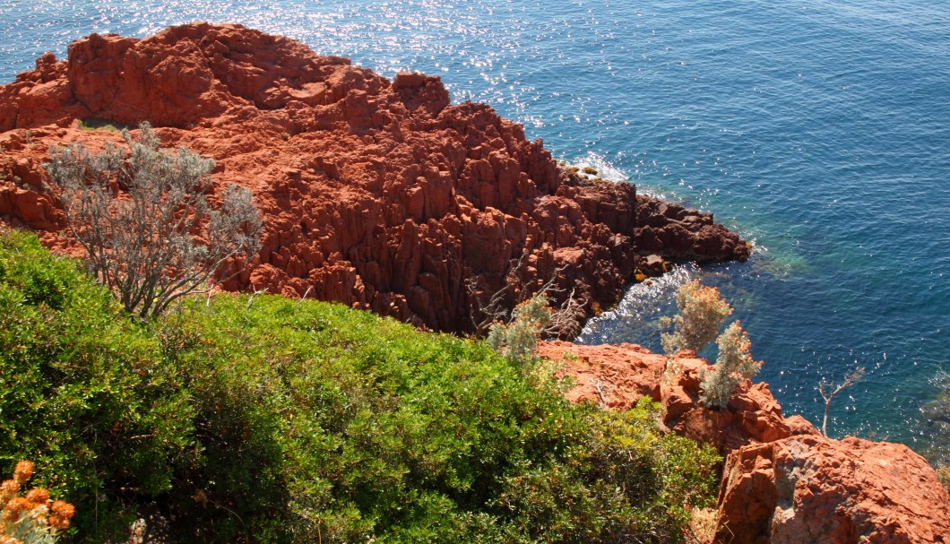Corniche Esterel-Gebirge - Pointe du Cap Roux: rote Felsen am Meer