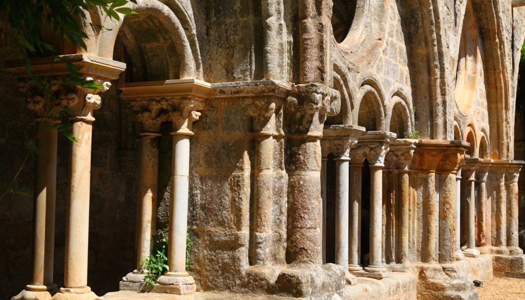 Die Abtei von Fontfroide in Südfrankreich - Kreuzgang Säulen 2