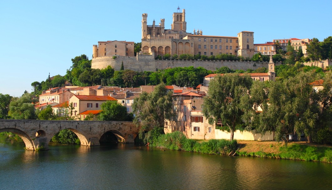 Südfrankreich Languedoc Béziers Kathedrale St-Nazaire über Brücke Pont Vieux