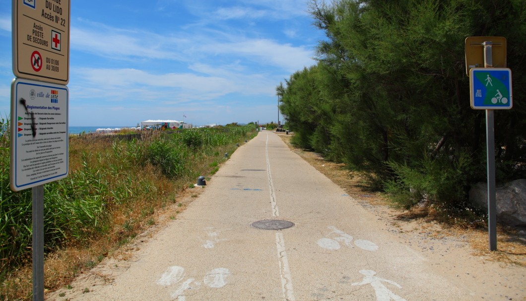 Sète Strand am Mittelmeer beim Étang de Thau in Südfrankreich - Radweg/Fußgängerweg