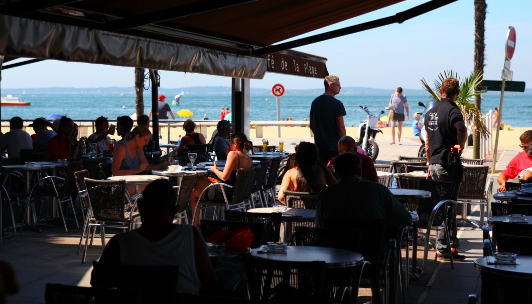 Arcachon an der Atlantikküste - Café an der Strandpromenad