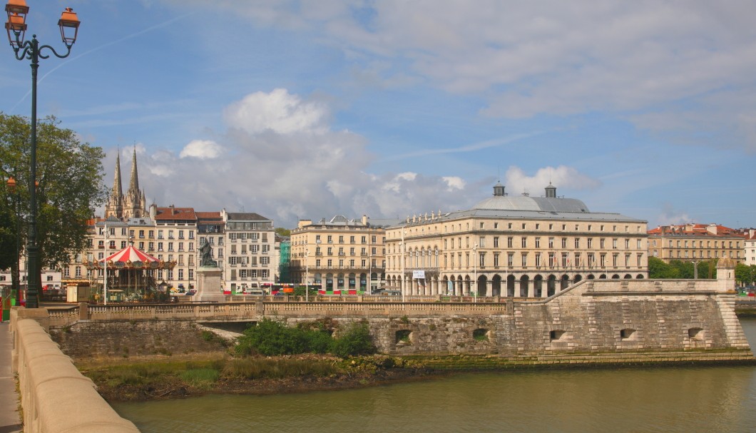 Bayonne in Frankreich nahe am Atlantik - Fluss Adour, Rathaus, Grand Bayonne