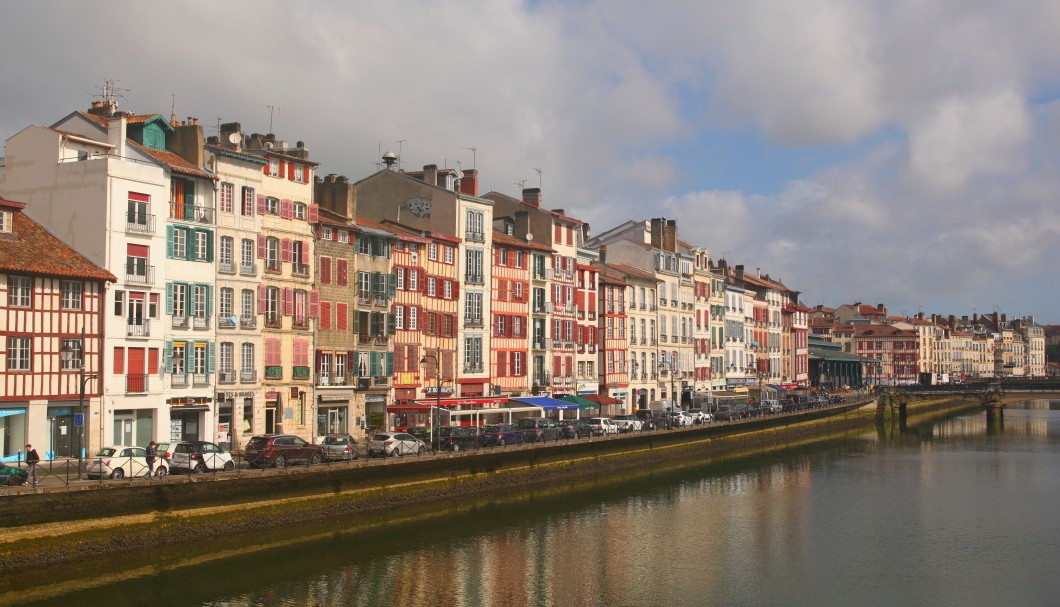 Bayonne in Frankreich nahe am Atlantik - Häuserzeile Grand Bayonne inkl. Markthalle an der Nive