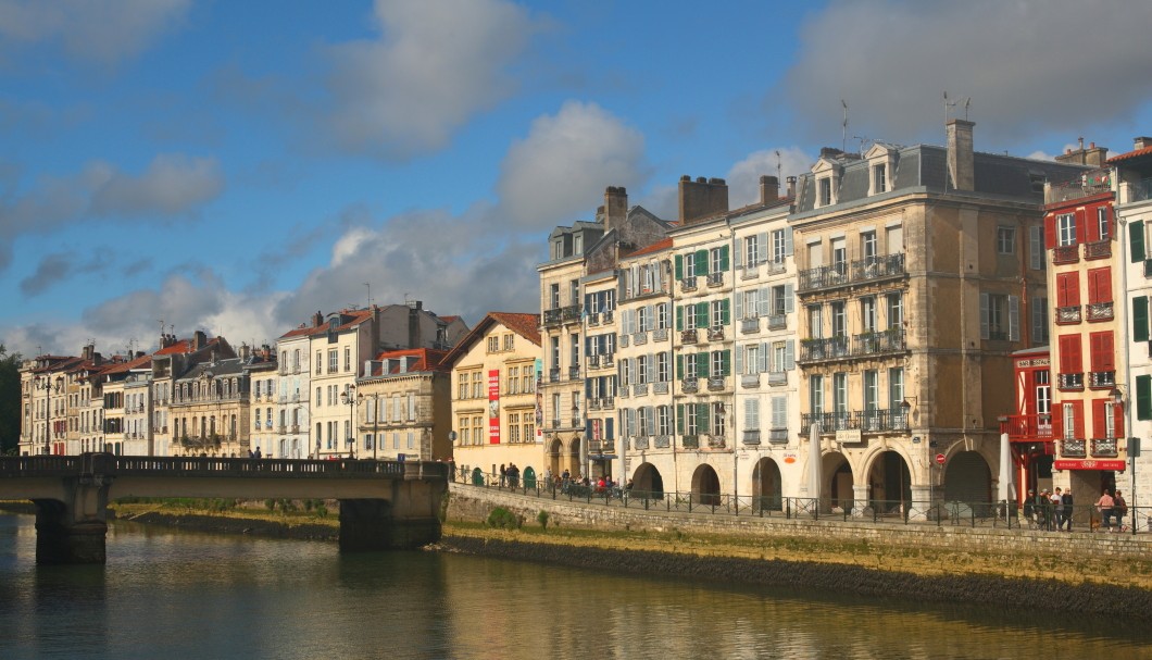 Bayonne in Frankreich nahe am Atlantik - Häuserzeile Petit Bayonne an der Nive 2