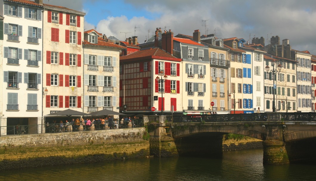 Bayonne in Frankreich nahe am Atlantik - Häuserzeile Petit Bayonne an der Nive 1