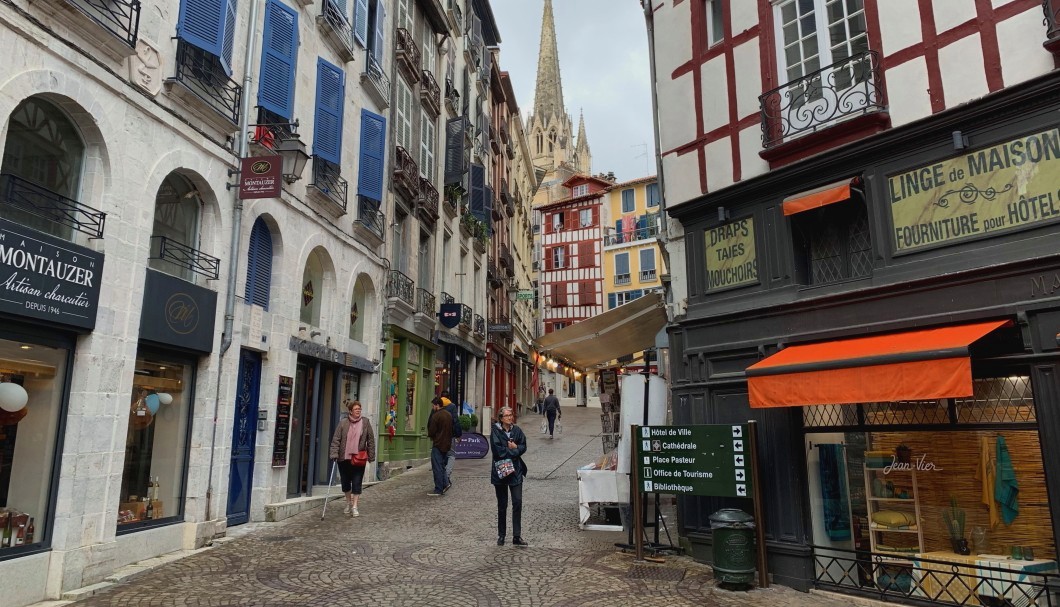 Bayonne in Frankreich nahe am Atlantik - Blick in die Rue Argenterie Grand Bayonne