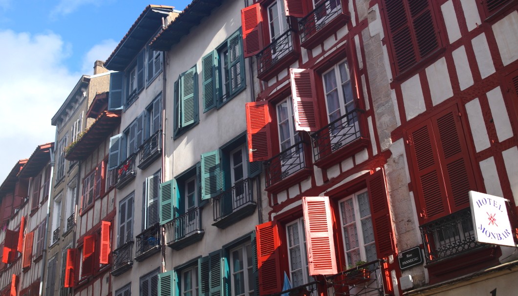 Bayonne in Frankreich nahe am Atlantik - Häuserfassaden Rue Pannecau Petit Bayonne