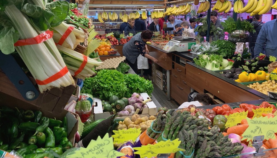 Bayonne in Frankreich nahe am Atlantik - Markthalle Obst und Gemüse