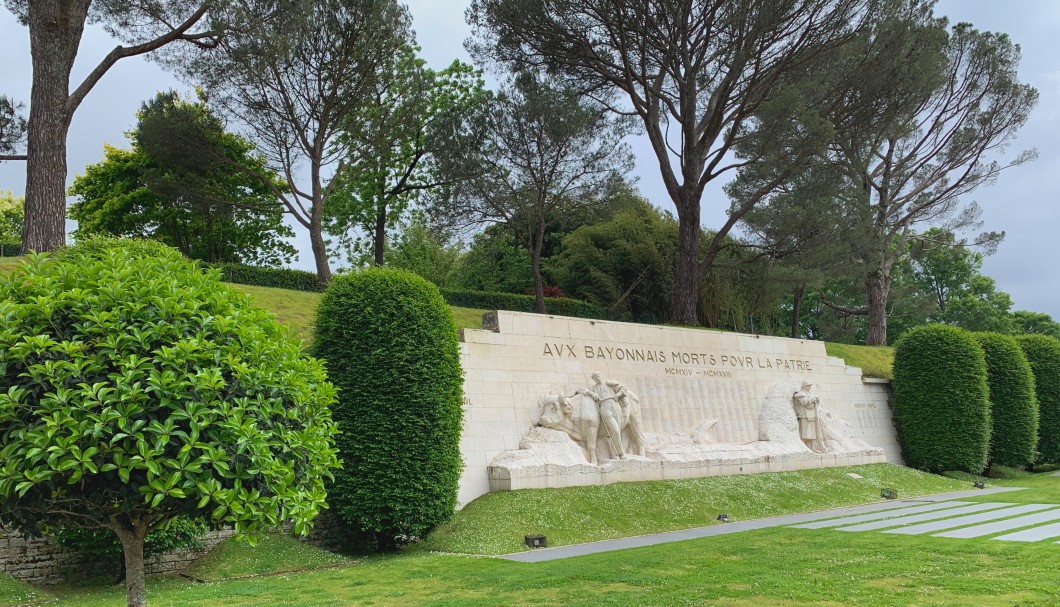 Bayonne in Frankreich nahe am Atlantik - Park mit Denkmal