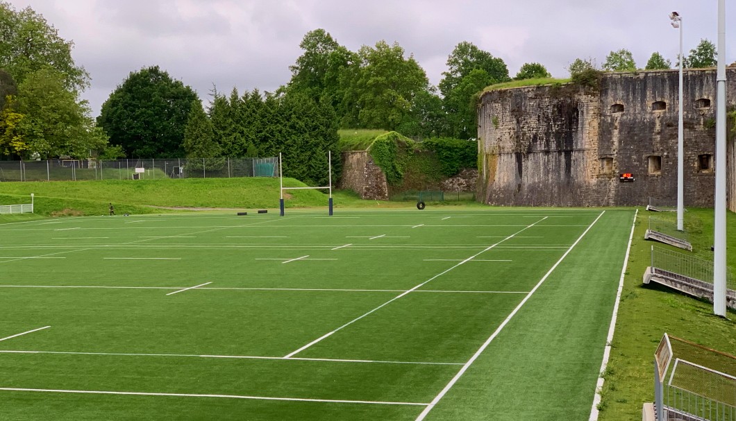 Bayonne in Frankreich nahe am Atlantik - Rugby-Feld an Stadtbefestigung