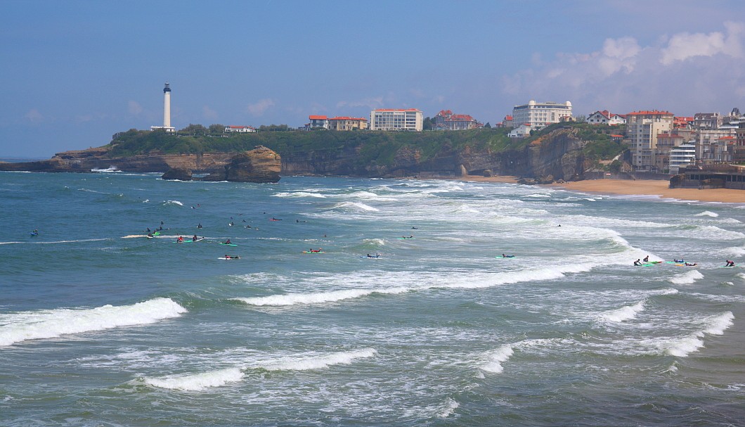 Biarritz in Frankreich am Atlantik - Leuchtturm und Surfer am Strand Grande Plage
