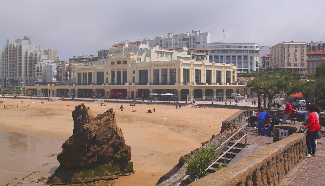 Biarritz in Frankreich am Atlantik - Strand Grande Plage am Spielkasino