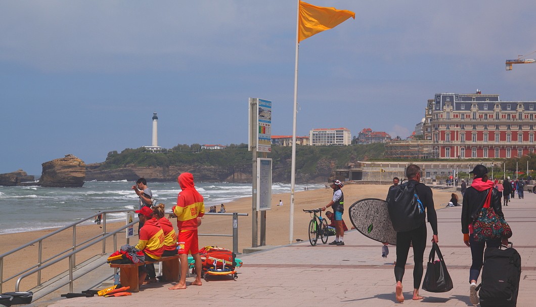 Biarritz in Frankreich am Atlantik - Surfer und Rettungsschwimmer am Strand Grande Plage