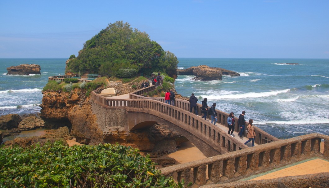 Biarritz in Frankreich am Atlantik - Bellevue Brücke zum Rocher du Basta