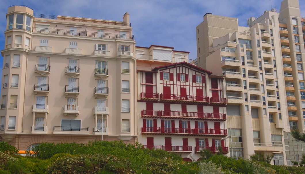 Biarritz in Frankreich am Atlantik - Bebauung an Promenade Grande Plage