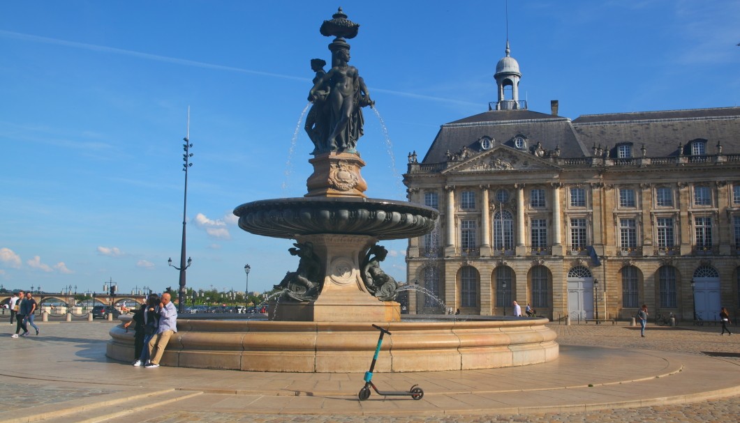 Bordeaux in Frankreich nahe am Atlantik - Brunnen Place de la Bourse