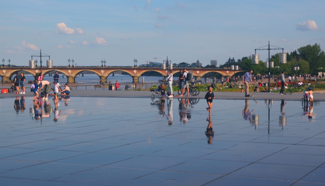 Bordeaux in Frankreich nahe am Atlantik - Le Miroir d'Eau und Pont de Pierre