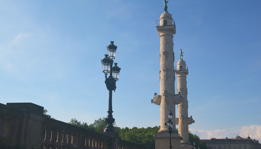 Bordeaux in Frankreich nahe am Atlantik - Säulen an der Place Des Quinconces