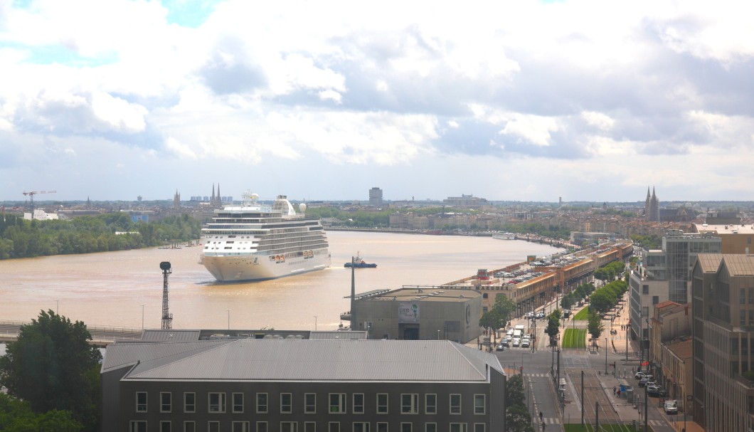 Bordeaux in Frankreich nahe am Atlantik - Kreuzfahrtschiff auf Garonne