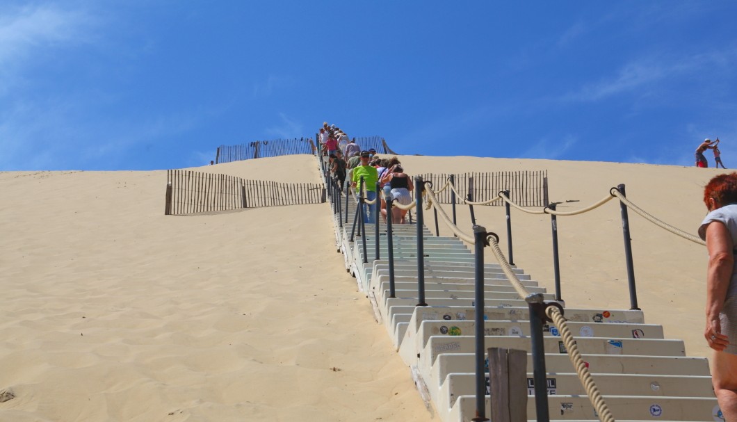 Die Dune de Pilat an der Atlantikküste - Treppe und Blick nach oben