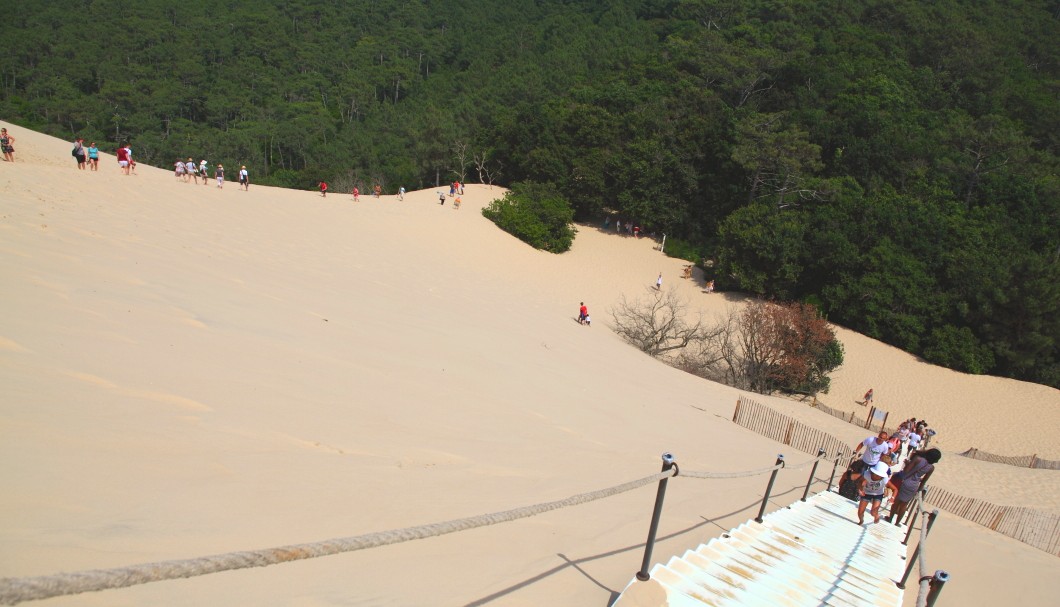 Die Dune de Pilat an der Atlantikküste - aufsteigende Menschen