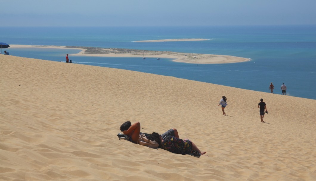 Die Dune de Pilat an der Atlantikküste - Blick von Düne über Atlantik und vorgelagerte Sandbank