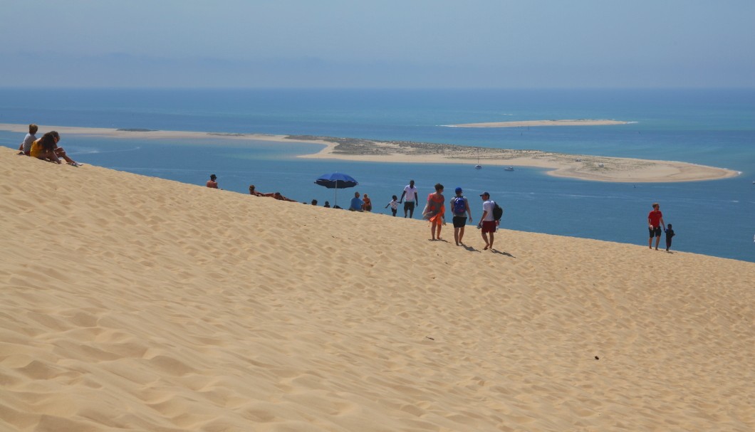 Die Dune de Pilat an der Atlantikküste - Blick von Düne über Atlantik und vorgelagerte Sandbank 2