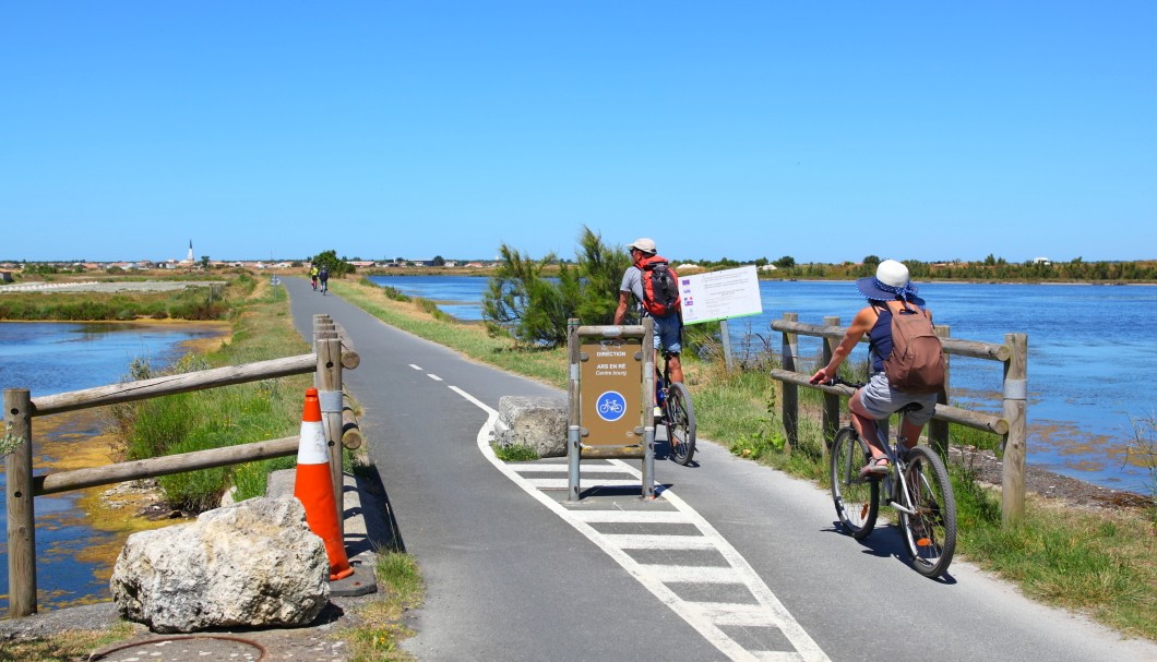 Île de Ré Frankreich Atlantik - Fahrradweg durch Salinen