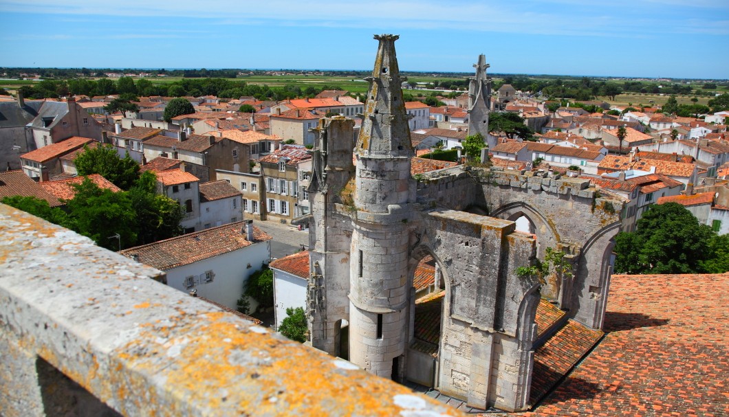Île de Ré Frankreich Atlantik - Sant-Martin-de-Ré Blick vom Glockenturm auf Kirche und über die Stadt