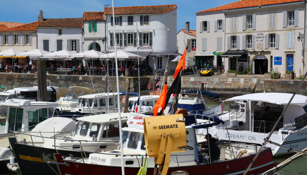 Île de Ré Frankreich Atlantik - Sant-Martin-de-Ré Hafen mit Restaurants