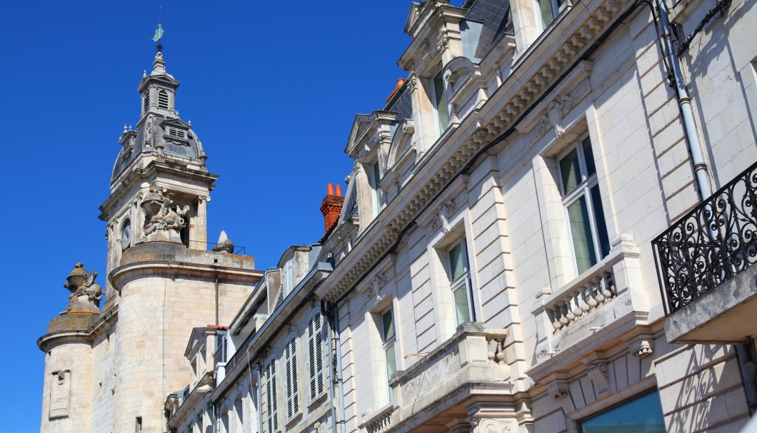 La Rochelle an der Atlantikküste - Fassade Uhrenturm und Häuser am Hafen