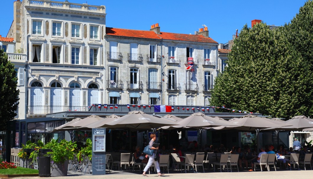 Rochefort-sur-Mer an der Atlantikküste - Place Colbert Terrasse Colbert