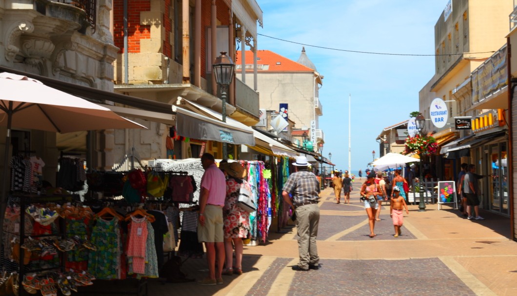 Soulac-sur-Mer an der Atlantikküste - Einkaufsstraße nahe dem Meer