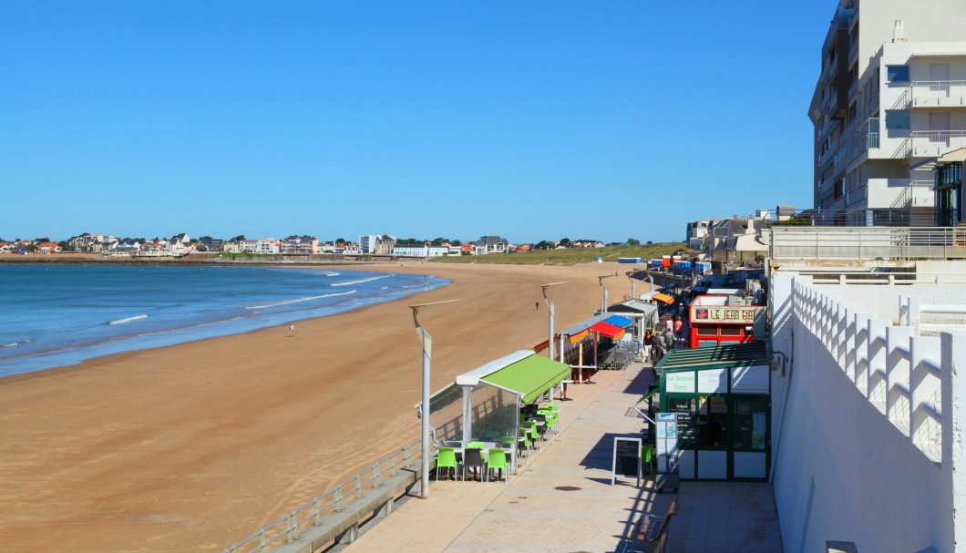 Saint-Gilles-Croix-de-Vie an der Atlantikküste - Strandpromenade mit Blick über Strand La Grande Plage