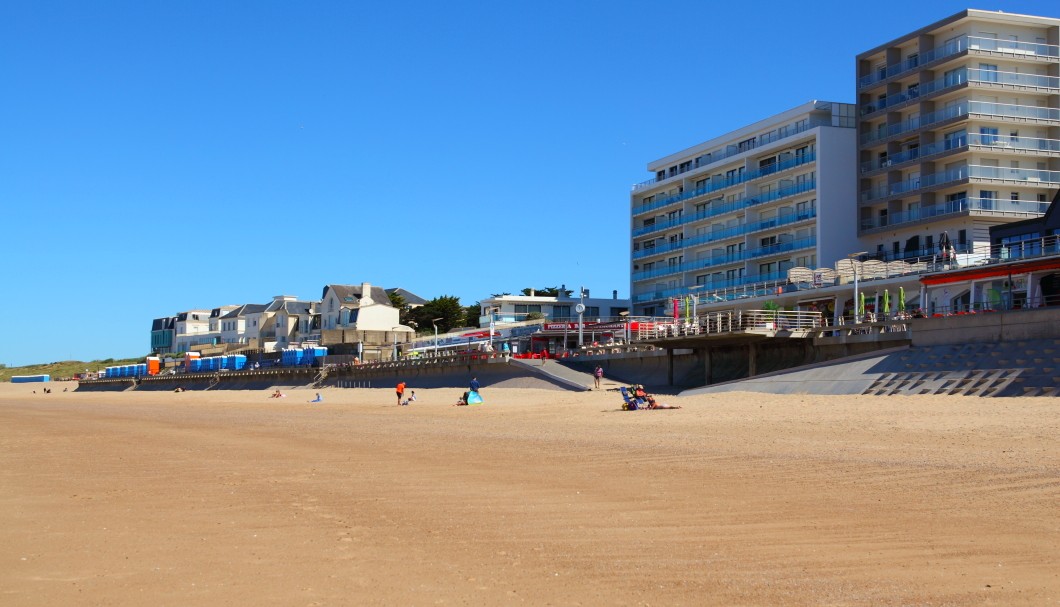 Saint-Gilles-Croix-de-Vie an der Atlantikküste - Strand La Grande Plage Blick auf Promenade