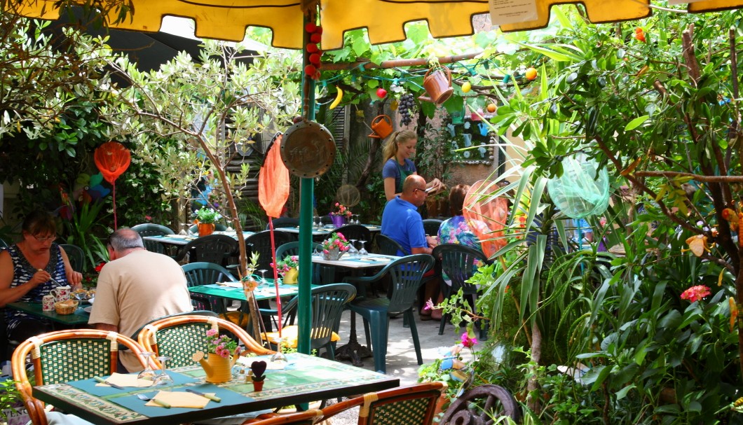 Antibes - Café Jardin innen
