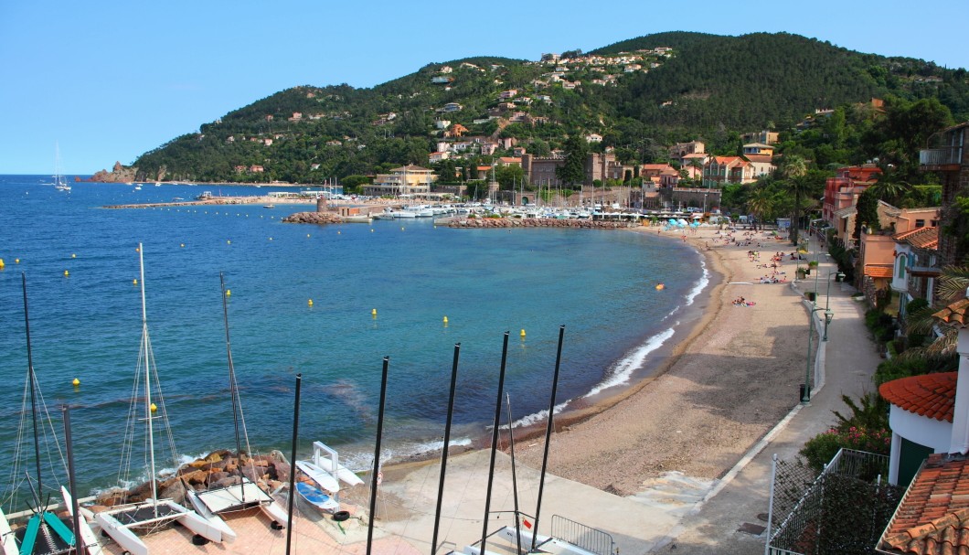 Corniche Esterel-Gebirge - Théoule-sur-Mer Plage de Suveret