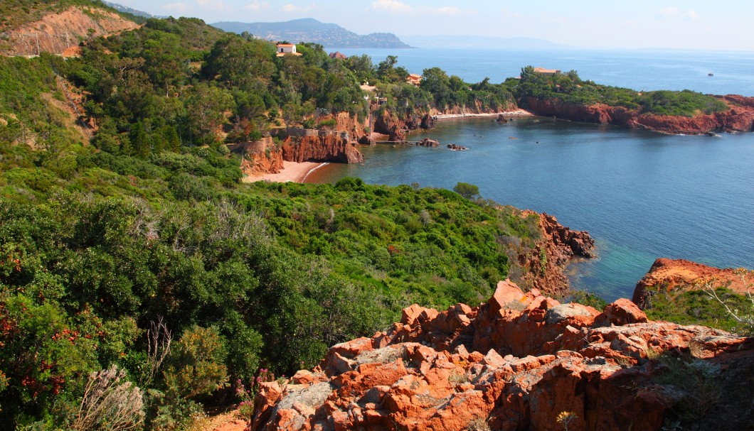 Corniche Esterel-Gebirge - Pointe du Cap Roux: Küstenlandschaft mit Stränden