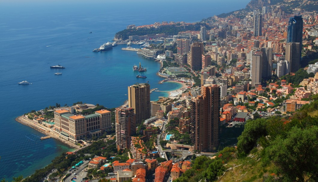Blick auf Monaco von der mittleren Corniche