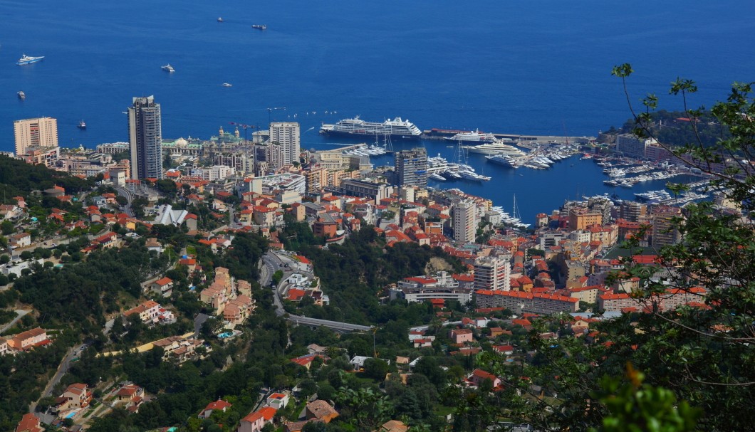 Blick auf Monaco von der oberen Corniche
