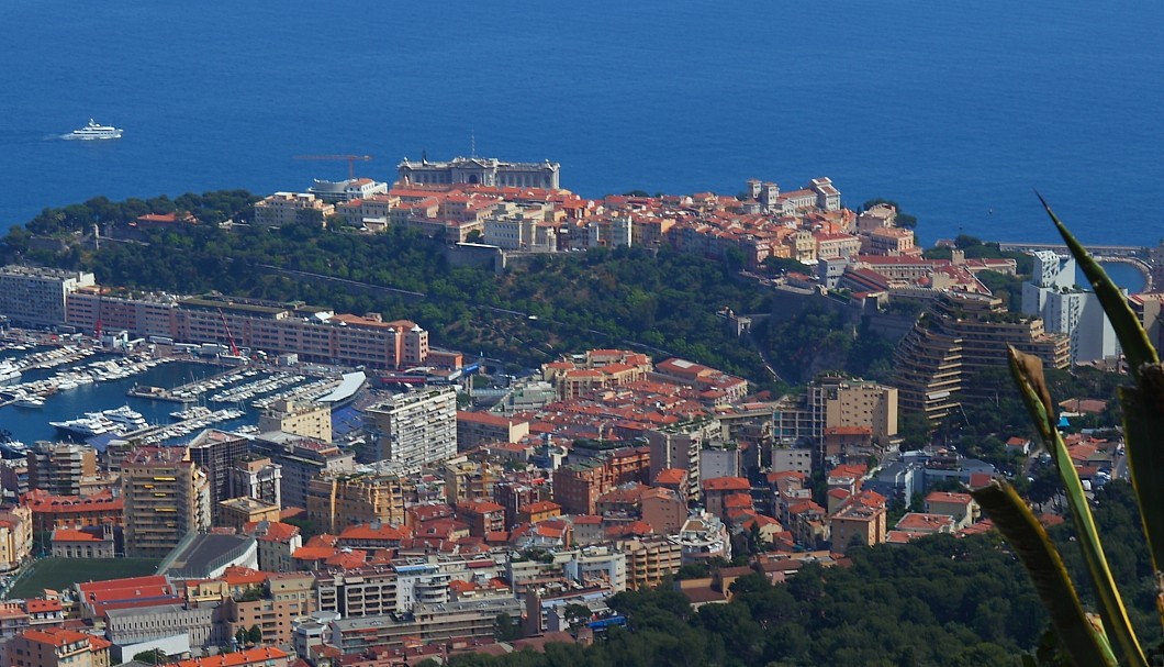 Blick auf den Fürstenfelsen von Monaco