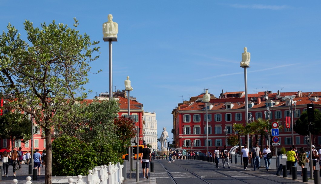 Nizza - Place Masséna Skulpturen (7 Kontinente) des katalanischen Künstlers Jaume Plensa