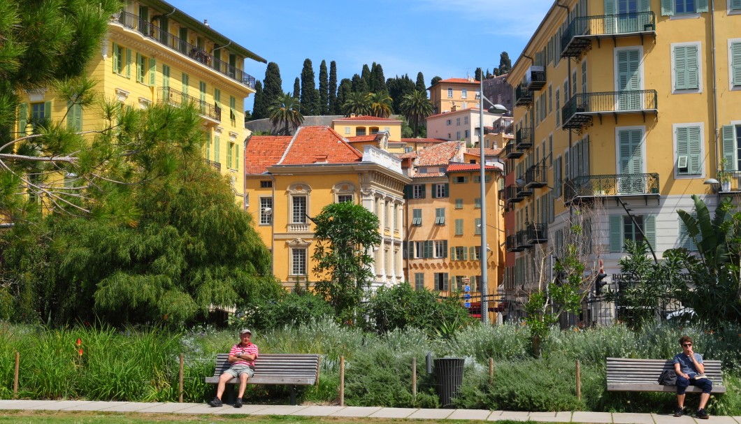 Nizza - Promenade du Paillon, Blick durch Altstadt auf Schlossberg 