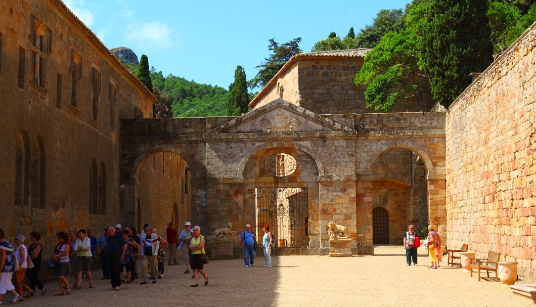 Die Abtei von Fontfroide in Südfrankreich - Eingangsbereich innen