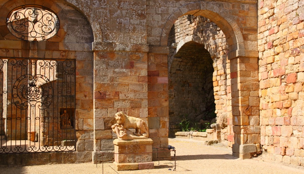 Die Abtei von Fontfroide in Südfrankreich - Eingangsbereich Mauer