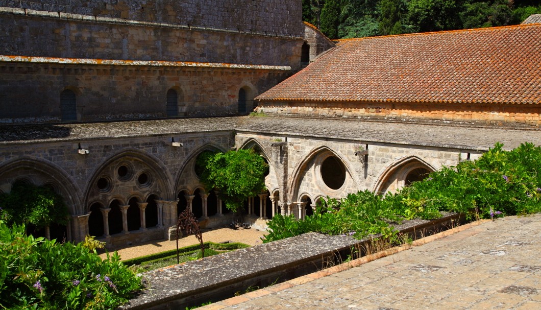 Die Abtei von Fontfroide in Südfrankreich - Kreuzgang von oben
