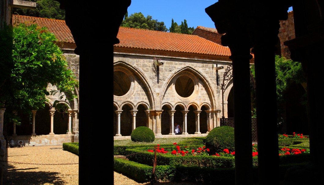 Die Abtei von Fontfroide in Südfrankreich - Garten Kreuzgang 2