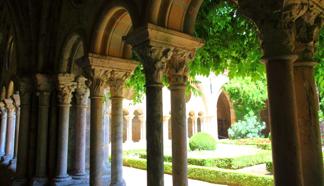 Die Abtei von Fontfroide in Südfrankreich - Kreuzgang Säulen 1